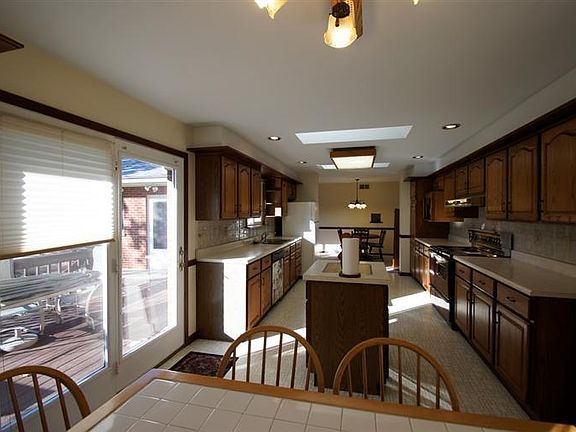 4th image of 908 Indianwood Dr