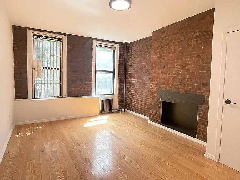 306 E 6th St #6 — Photo 9