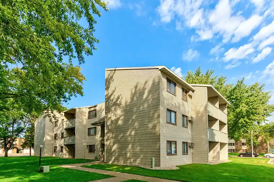 Scandia Woods Apartments — Photo 2