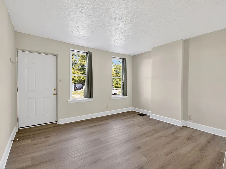 733 Center St — Photo 6