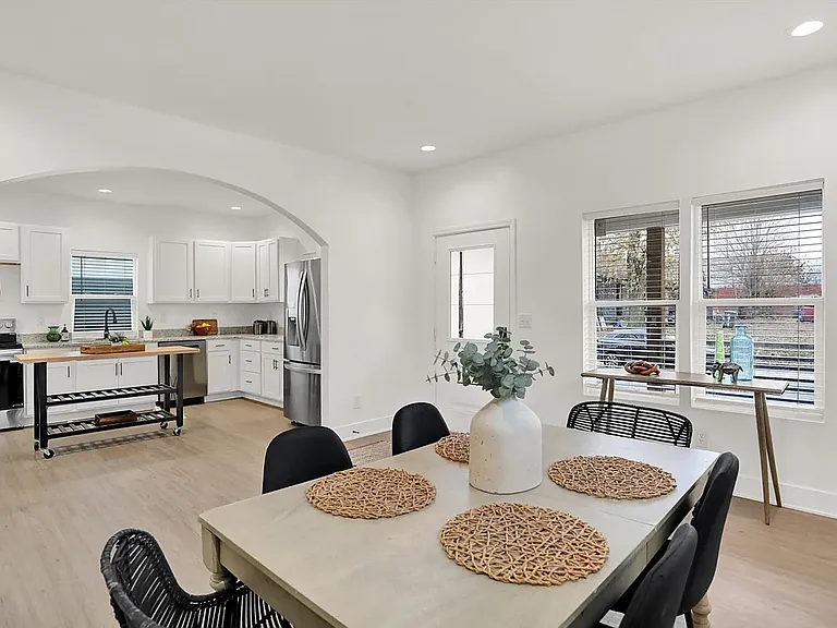 1439 Deloss St — Photo 4