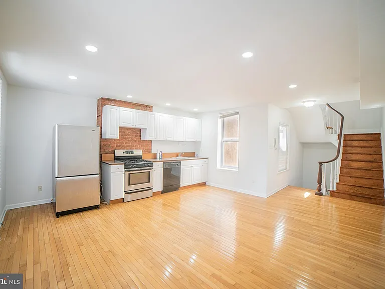 126 W Laurel St #2 — Photo 3