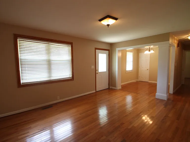 1636 Amber Ln — Photo 2