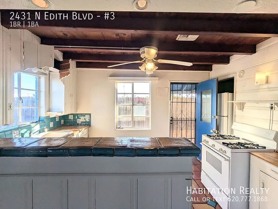 Adorable 1bed/1bath duplex w/ breakfast nook, gated community in central Tucson! — Photo 2