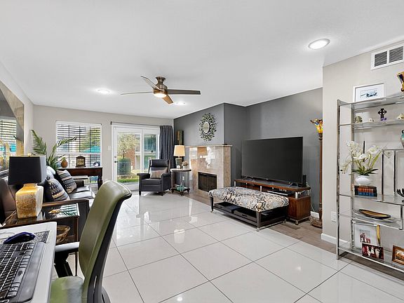 3rd image of 2535 Wedglea Dr #114