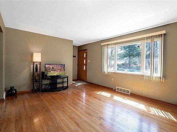 2nd image of 212 Hall Rd