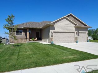 1209 Grand View Dr, Beresford, SD 57004