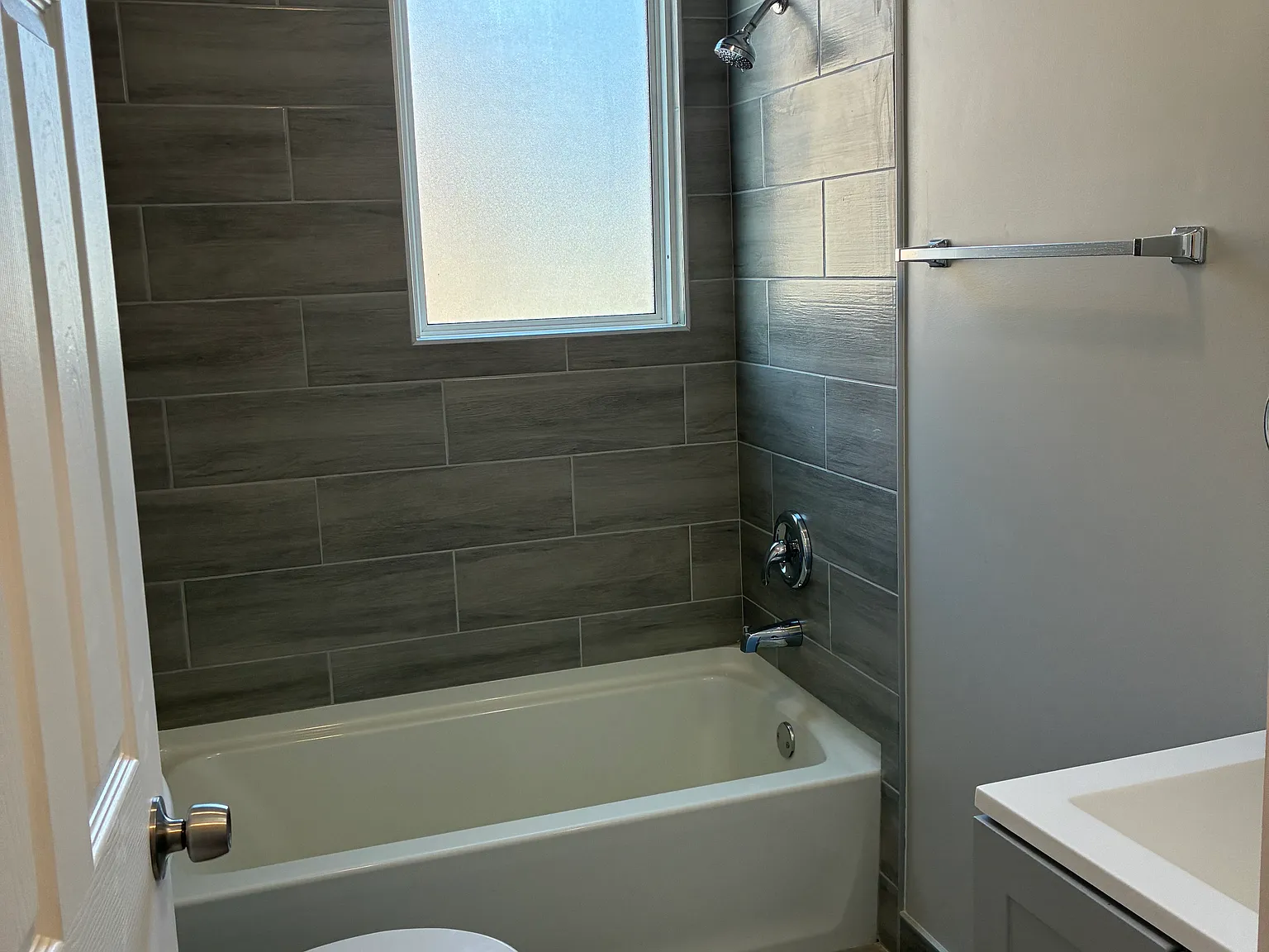 1542 Victoria Ave — Photo 3