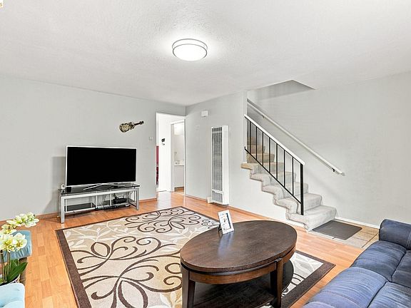 4th image of 205 Del Valle Cir