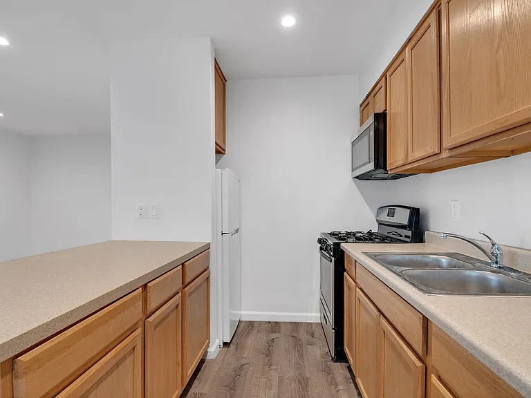 542 Glenrock Ave — Photo 16