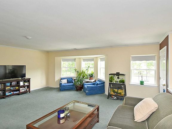 2nd image of 19 Victorian Ln
