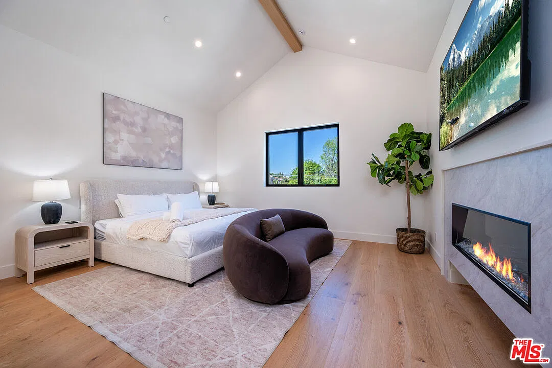 5 bed, 5.0 bath, 4000 sqft, $17,900 — Photo 3
