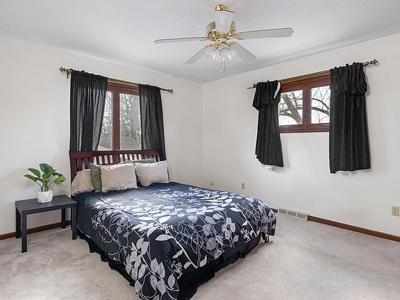 3rd image of 3925 Tam O Shanter Dr