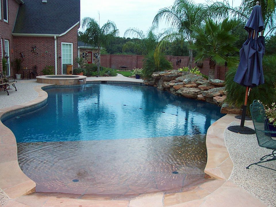 Beach entry pool and spa