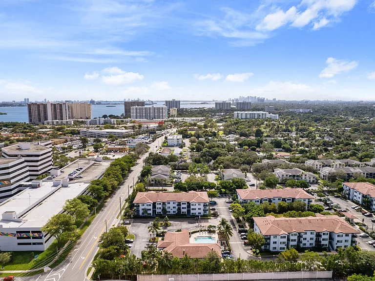 Located in North Miami, our apartments are midway between Downtown Miami and Hollywood, near Bay Harbor Islands and Sunny Isles Beach.