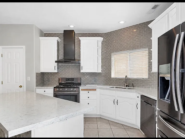 686 N 950 W — Photo 2