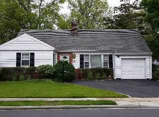 32 Winding Rd, Rockville Centre, NY 11570