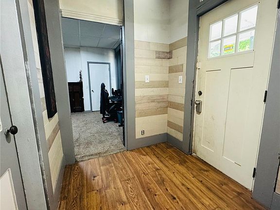 4th image of 242 Corwin Ave