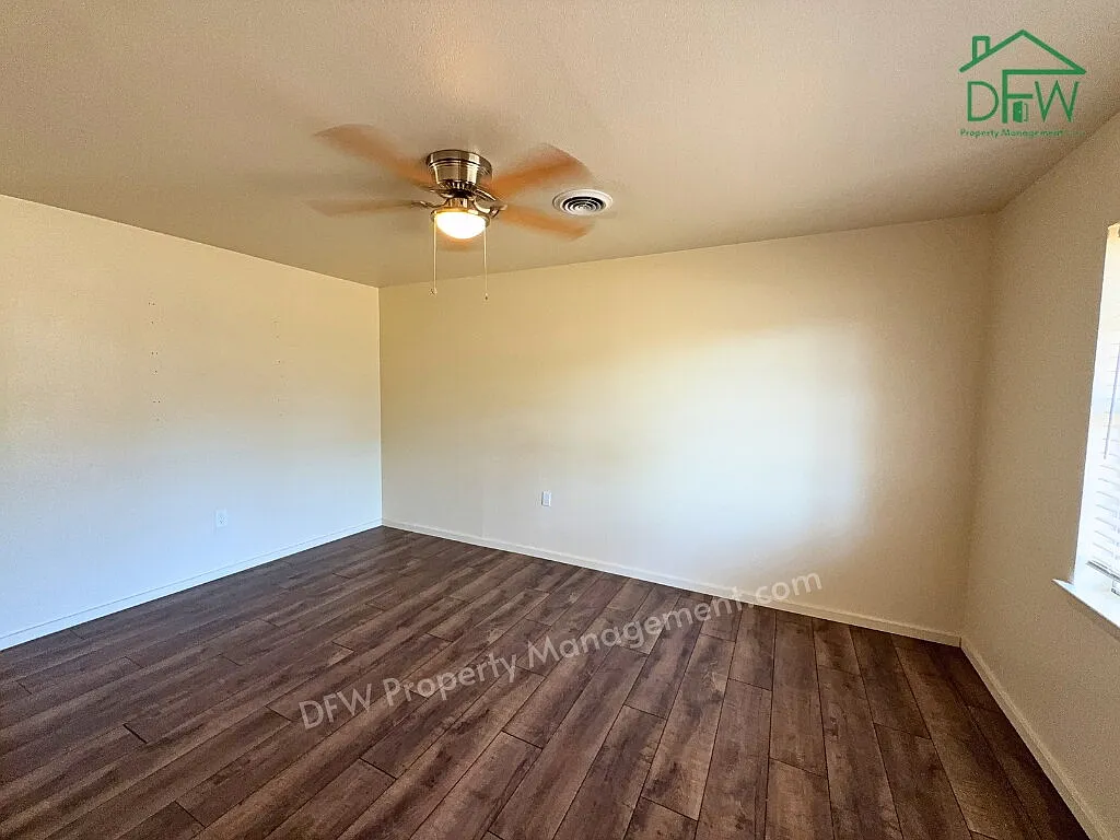 3 bed, 1.0 bath, 1102 sqft, $1,900 — Photo 4