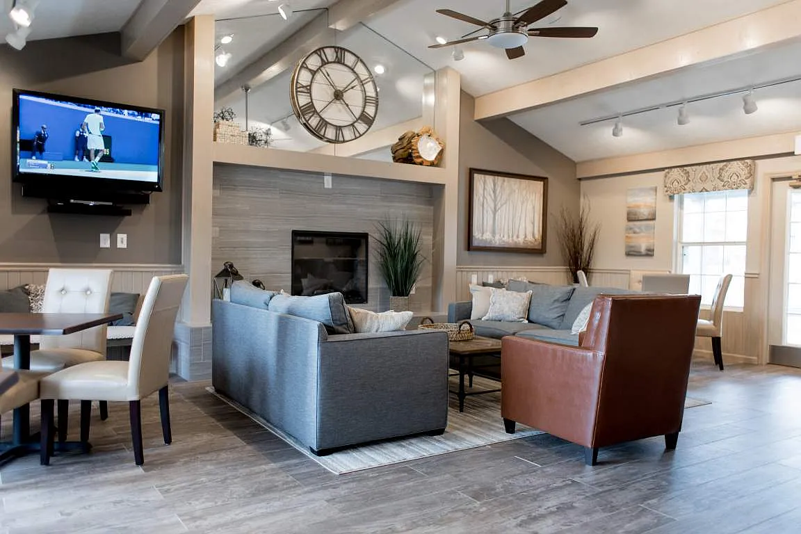 Spinnaker Cove Apartments — Photo 2