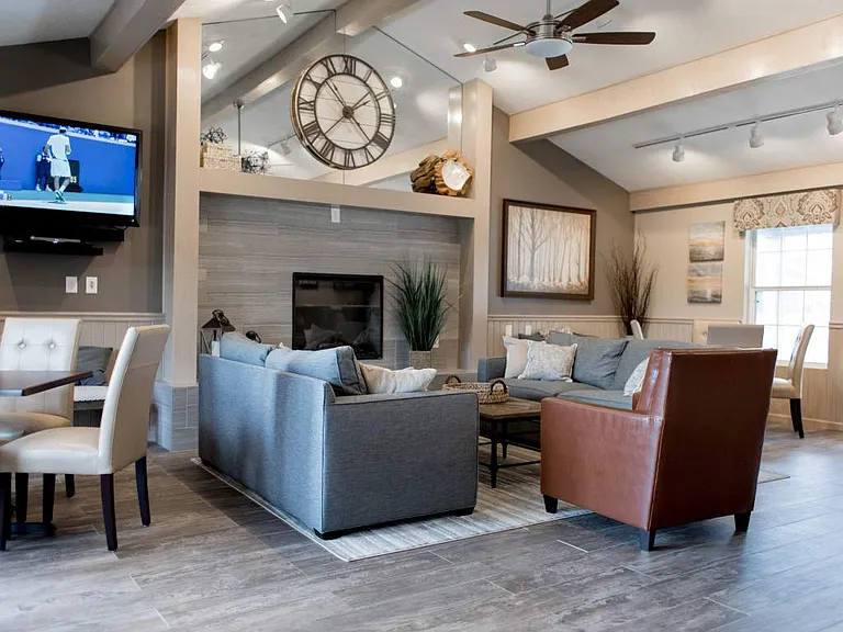 Spinnaker Cove Apartments — Photo 2