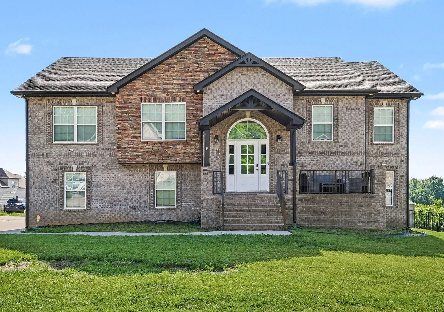 Spacious 5BR House in Clarksville — Photo 1