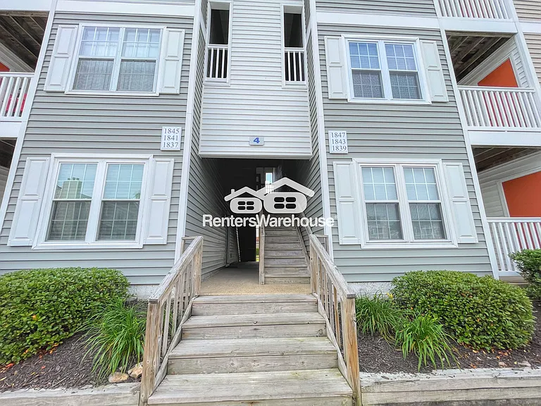 1843 Chantilly Ct #404 — Photo 2