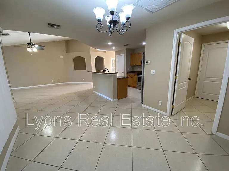 1104 NW 11th Pl — Photo 9