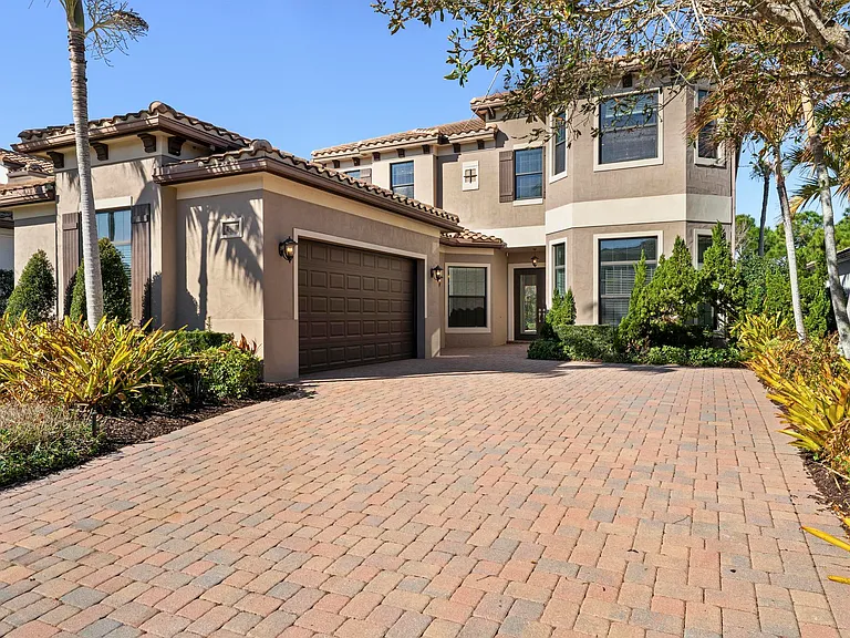 259 SE Calmo Cir — Photo 3
