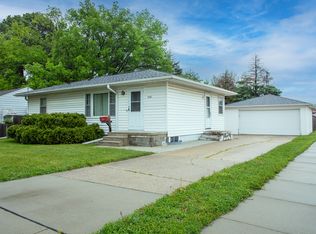 2616 Valley Park Dr, Cedar Falls, IA 50613