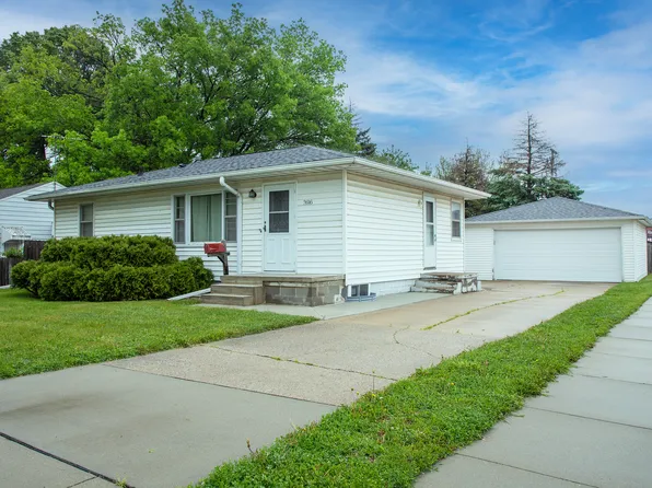 2616 Valley Park Dr, Cedar Falls, IA 50613