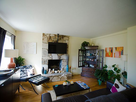 2nd image of 1600 N Poinsettia Ave