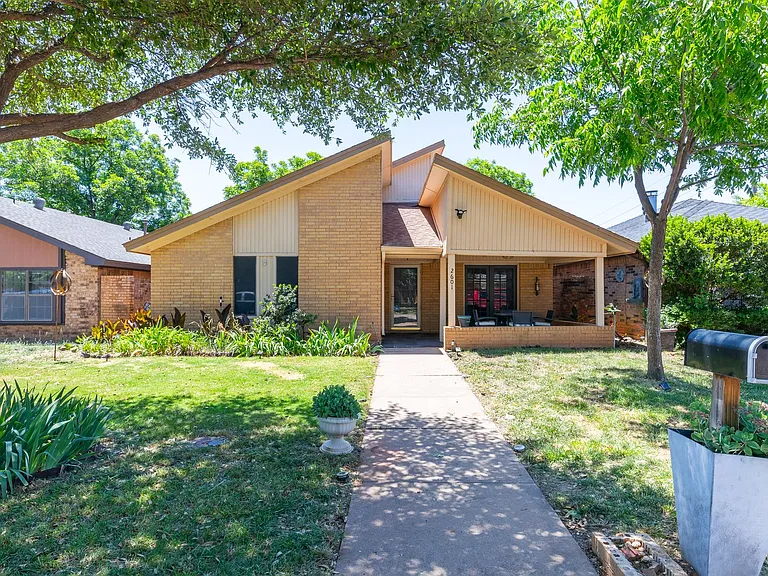 2601 Edgemont Dr — Photo 1