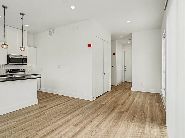 2217 N Fitzhugh Ave #205 — Photo 7