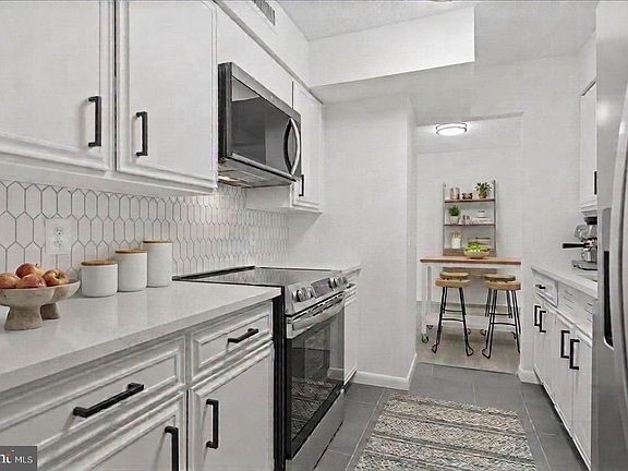 3rd image of 3800 Fairfax Dr APT 207