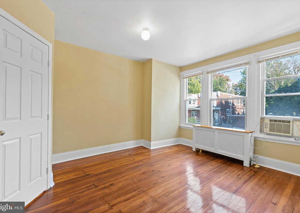 1st image of 146 W Clarkson Ave