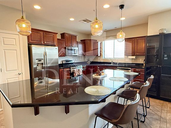 4th image of 3272 E Meadowview Dr