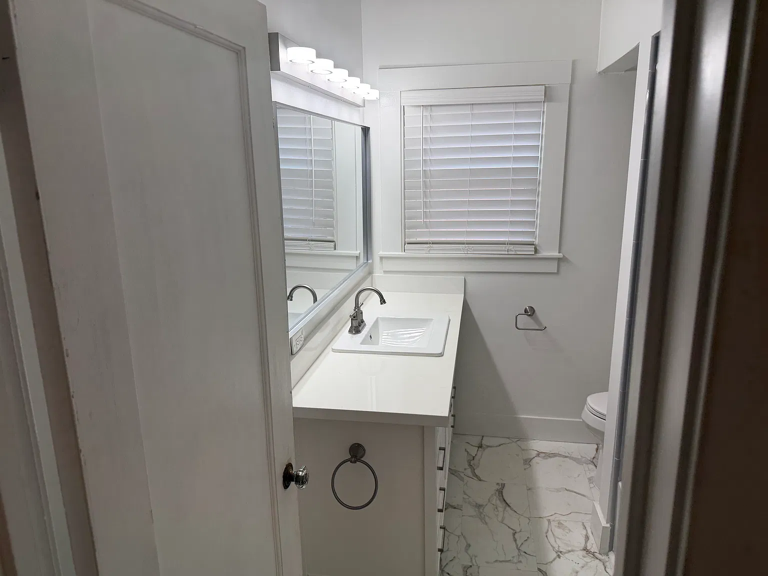 4 bed, 1956 sqft, $4,000 — Photo 2