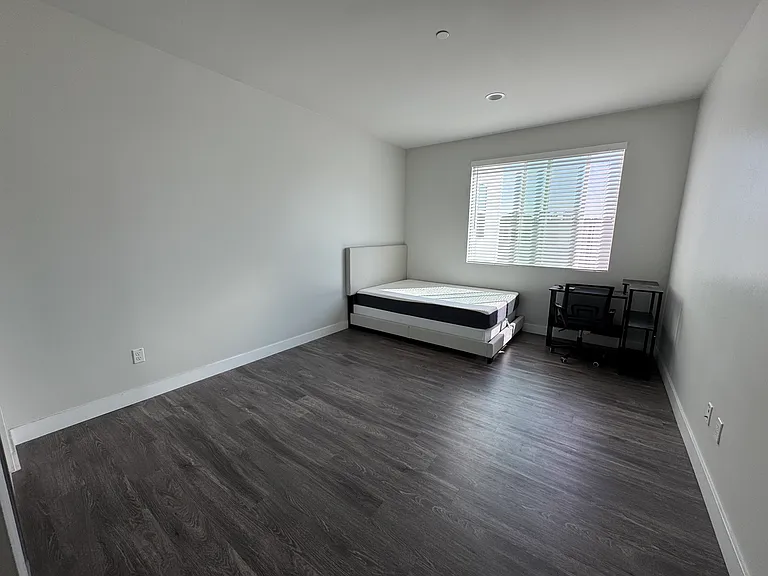 1298 W 37th St #2 — Photo 10