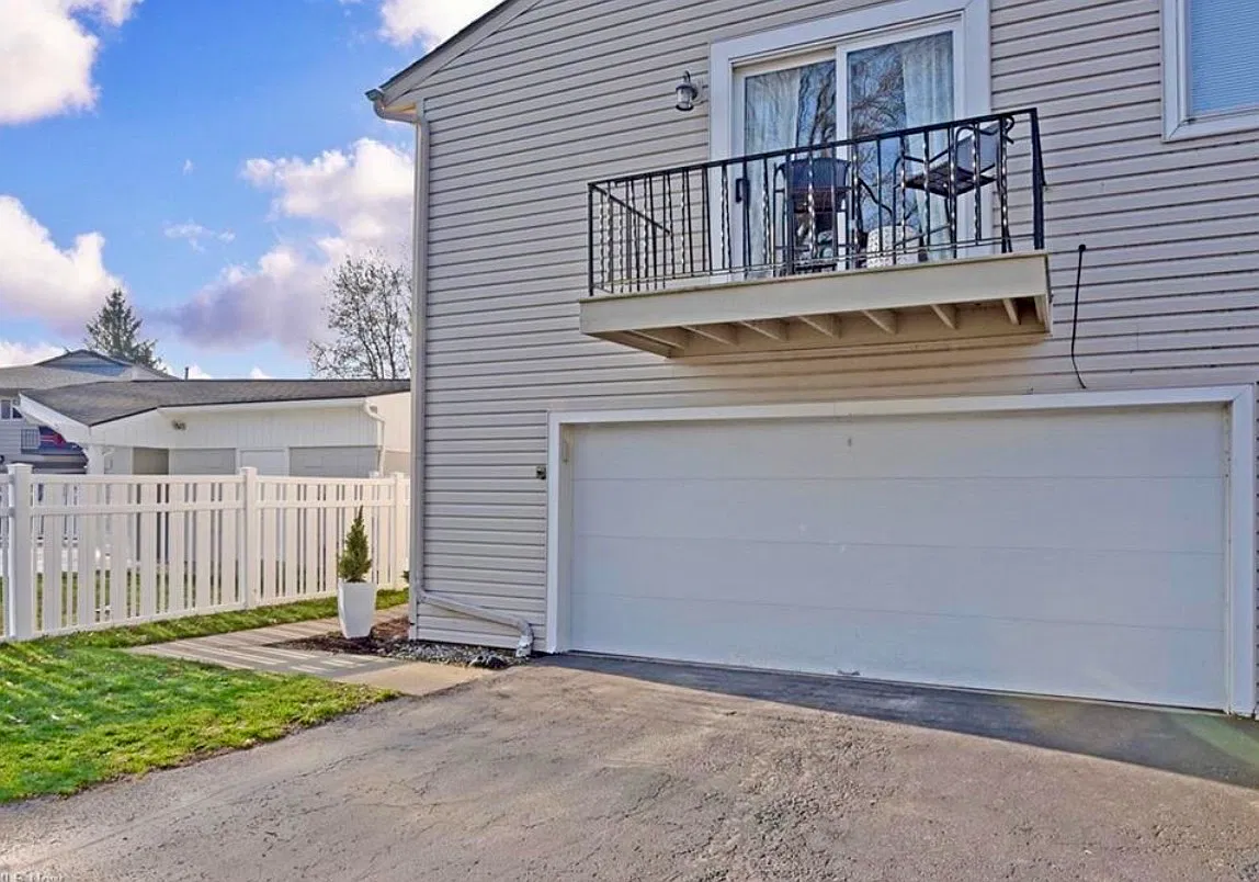 2 bed, 924 sqft, $1,800 — Photo 2