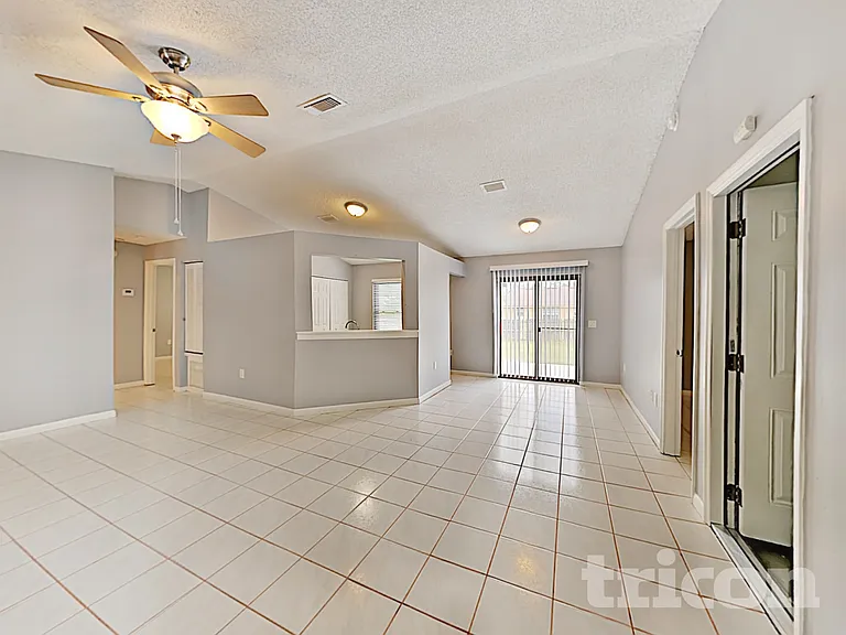 1627 Pendleton St — Photo 2