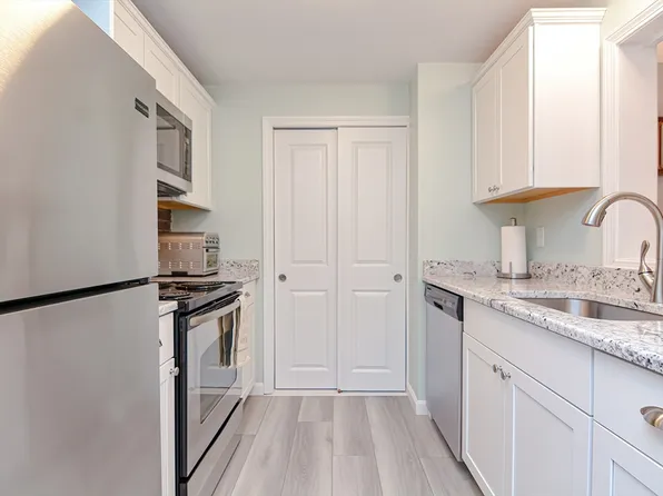 65 Greentree Ln APT 23, Weymouth, MA 02190