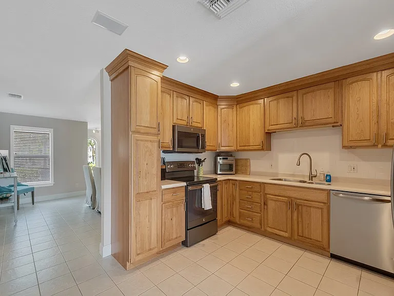 1914 Robalo Dr — Photo 6