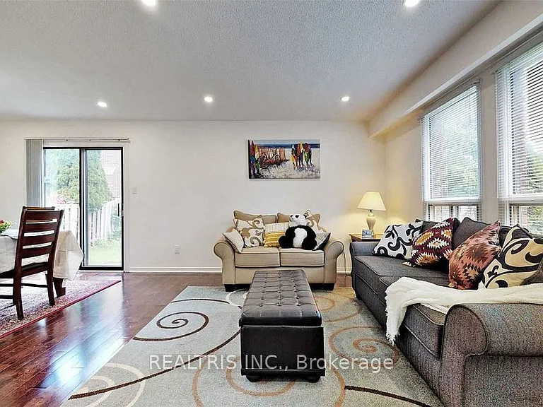 68 Gretman Cres — Photo 5