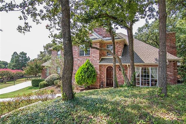 1st image of 620 Hawthorn Cir