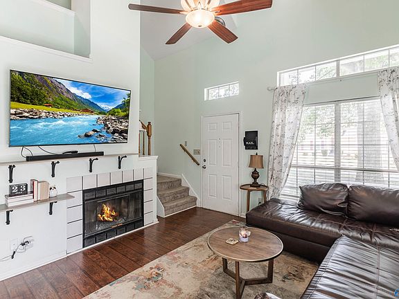 4th image of 100 Sugarwood Ct