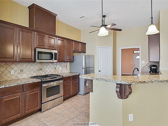 5th image of 902 Emerald Dove Ave