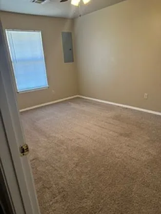 1028 N 11th Ave — Photo 8