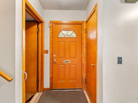 5th image of 415 Crestwood Ct