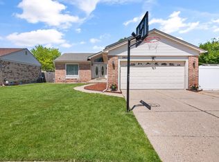 39551 Della Rosa Dr, Sterling Heights, MI 48313